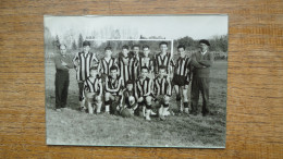Les Abrets Où Environs : Isère , (années 50-60) Une équipe De Foot ( Photo 18 X 13 Cm ) - Lieux
