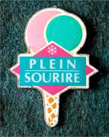 PIN'S " CORNET DE GLACE PLEIN SOURIRE " _DP107 - Food