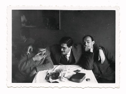 Photo Ancienne, Trio à La Table Du Bar, Jeunes Hommes S'amusent, Bistrot, Café Restaurant, Ambiance - Ohne Zuordnung