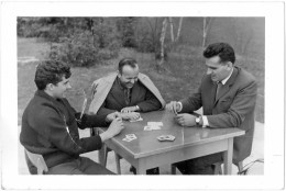 Photo Ancienne, Trois Hommes S'amusent, Jouent Aux Cartes En Plein Air Dans La Nature, Ambiance - Non Classificati