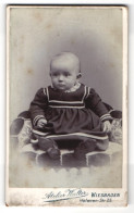 Fotografie Atelier Walter, Wiesbaden, Portrait Niedliches Baby Im Hübschen Kleid Auf Sessel Sitzend  - Personnes Anonymes