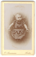 Fotografie O. Sonnemann, Goslar, Portrait Zuckersüsses Kleines Mädchen Im Karierten Kleid  - Personnes Anonymes