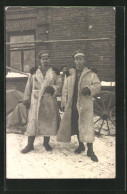 Foto-AK Zwei Soldaten In Uniform Mit Mantel  - War 1914-18
