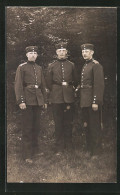 Foto-AK Drei Soldaten In Uniform Mit Mütze Und Koppel  - War 1914-18