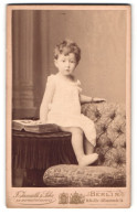 Fotografie F. Jamrath & Sohn, Berlin, Belle-Alliance-Str. 14, Portrait Süsses Kleines Mädchen Mit Lockigem Haar Im K  - Personnes Anonymes