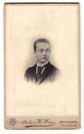 Fotografie H. Hies, Wiesbaden, Taunusstr. 47, Portrait Charmanter Junger Mann Mit Krawatte Im Jackett  - Personnes Anonymes