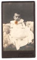 Fotografie Aug. Striepling, Hameln, Emmern-Str. 18, Portrait Süsses Baby Im Weissen Taufkleidchen Auf Fell Sitzend  - Personnes Anonymes