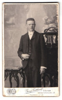 Fotografie Georg Gotthartd, Höxter, Wallpromenade 26, Portrait Charmanter Junger Mann Im Eleganten Anzug  - Personnes Anonymes