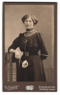 Fotografie Th. Liebert, Bremen, Fehrfeld 61, Portrait Dunkelhaarige Dame Mit Haar- Und Halsschmuck  - Personnes Anonymes