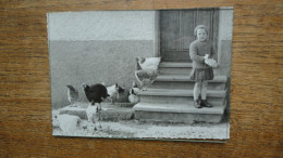 Les Abrets Où Environs : Isère , (années 50-60) Petite Fille Et Ses Poules ( Photo 18 X 13 Cm ) - Lieux