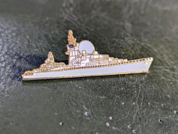 N Pins Pin's Fregate Duquesne Classe Suffren Insigne Militaire Marine Nationale Toulon Taille : 50 * 18 Mm Tres Bon Etat - Army