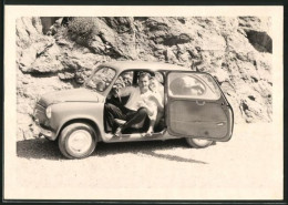 Fotografie Auto Fiat 500, Paar Auf Urlaubsfahrt  - Automobiles