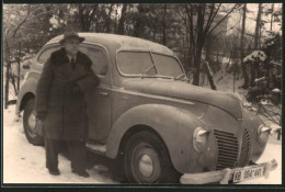 Fotografie Auto Ford Taunus, Fahrer Nebst PKW Im Schnee  - Cars