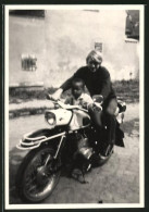 Fotografie Motorrad MZ, Blondine & Afrikanischer Knabe Auf Krad Sitzend  - Cars