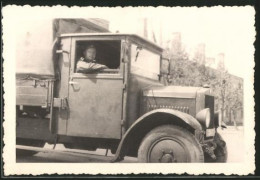 Fotografie Lastwagen, LKW-Pritsche Mit Soldat In Der Fahrerkabine  - Automobiles