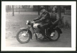 Fotografie Motorrad AWO, Paar Mit Lederjacke & Schutzbrille Während Einer Ausfahrt  - Cars
