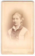 Fotografie A. Naumann, Leipzig, Dorotheen-Strasse 12, Junge Frau In Zeitgenössischem Kleid  - Personnes Anonymes