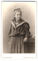 Fotografie W. Höffert, Hamburg, Esplanade 47, Junges Mädchen In Matrosenkleid  - Personnes Anonymes