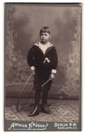 Fotografie Arthur Krüger, Berlin, Karlstrasse 23, Junge Mit Reifen Und Stab, 1901  - Personnes Anonymes