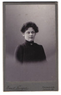 Fotografie Ernst Tremper, Hannover, Cellerstrasse 19a, Junge Frau In Schwarzem Kleid Mit Hochgestecktem Haar  - Personnes Anonymes