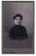 Fotografie Ernst Tremper, Hannover, Cellstrasse 19 A, Junge Dame In Dunklem Kleid Mit Hohem Kragen  - Personnes Anonymes