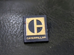 E Pin's Pins Concessionnaire CAT Caterpillar Btp Lapel Pin Badge Truck Tracteur Etat Correct : Voir Photos - Pin's En Pl - Autres & Non Classés