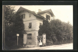 Foto-AK Salzburg-Morzg, Dienstmädchen Vor Villa  - Sonstige & Ohne Zuordnung