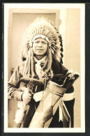 AK Indianer-Häuptling Cleto Tafoye Vom Stamm Der Tewa Mit Federschmuck Und Waffen  - Indianer