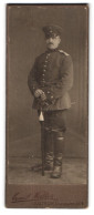 Fotografie Emil Walter, Güstrow, Eisenbahnstrasse 9, Soldat In Uniform Mit Säbel  - Personnes Anonymes