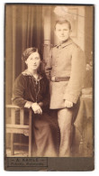 Fotografie A. Kahle, Pulsnitz, Wettinplatz, Soldat In Uniform Mit Ehefrau  - Personnes Anonymes