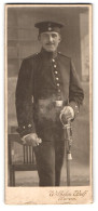 Fotografie Wilhelm Wolf, Wurzen, Kasernenstrasse 7, Soldat In Uniform Mit Krätzchen  - Personnes Anonymes
