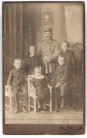 Fotografie Carl Fuchs, Calw, Marktplatz, Soldat In Uniform Mit Seiner Gattin Und Kindern  - Personnes Anonymes