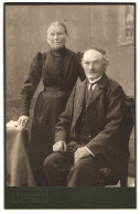 Fotografie Atelier Cecilie, Striegau, Wilhelmstrasse 7, Sympathischer Herr Mit Ehefrau  - Anonyme Personen