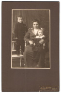 Fotografie Walter, Breslau, Lohestrasse 7, Beleibte Mutter Mit Kindern  - Anonyme Personen