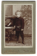 Fotografie A. Illchmann, Pernitz N. Öst., Junge In Schwarzer Jacke Und Stiefeln  - Personnes Anonymes