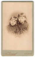 Fotografie Th. Grawert, Wrietzen, Zwei Kleine Mädchen In Gestreiften Kleidern  - Personnes Anonymes