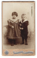 Fotografie A. Jandorf & Co., Berlin, Belle-Alliance-Str. 1, Kleiner Junge Und Mädchen In Hübscher Kleidung  - Personnes Anonymes