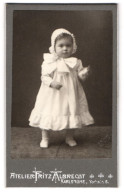 Fotografie Fritz Alberecht, Karlsruhe, Yorkstr. 8, Kleines Mädchen Im Kleid Mit Haube  - Personnes Anonymes