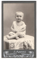 Fotografie A. Maerz, Spandau, Schönwalderstrasse 89, Baby In Strampelkleidchen, Auf Einem Tisch Sitzend  - Anonymous Persons