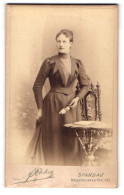 Fotografie A. Rolus, Spandau, Neuendorfer Strasse 103, Junge Dame In Tailliertem Kleid  - Anonymous Persons