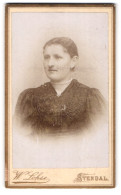 Fotografie W. Lohse, Stendal, Breite Strasse 79, Frau Mit Perlenkette  - Anonymous Persons