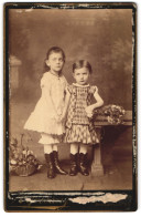 Fotografie Vogelsang`s Atelier, Berlin N.W., Dorotheenstrasse 85, Zwei Kleine Mädchen In Kurzärmeligen Kleidchen  - Anonymous Persons