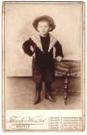 Fotografie Theodor Wenzel, Berlin O., Andreasstrasse 28, Kleiner Junge Mit Hut Und Stiefeln  - Anonymous Persons