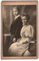 Fotografie Atelier Thiele, Darmstradt, Wilhelminenstrasse 6, Stehender Knabe Mit Sitzender Frau In Festlicher Kleidung  - Anonymous Persons