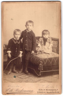 Fotografie Wilhelm Biedermann, Berlin, Weinbergsweg 4, Zwei Kleine Jungen Und Ein Kleines Mädchen  - Anonymous Persons