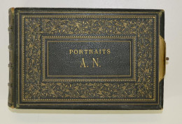 Fotoalbum Ledereinband Mit Schriftzug Portraits A. N., 25 Goldschnittseiten Für CDV-Fotos, Metallschliesse  - Albums & Verzamelingen
