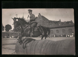 AK Pferdesport, Dressurreiter Springt über Ein Hindernis  - Horse Show