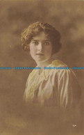 R650755 Young Woman Portrait. RP. Postcard - Monde