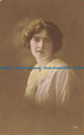 R650756 Young Woman Portrait. RP. Postcard - Monde