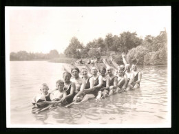 Fotografie Schnappschuss, Herren & Damen In Badebekleidung Sitzen In Einer Reihe Im Seichten Wasser  - Other & Unclassified